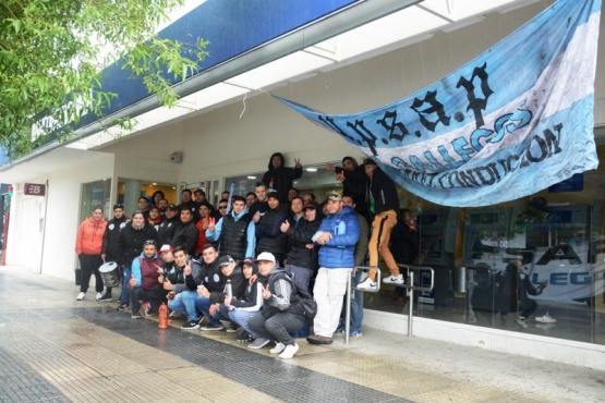 Vigiladores afuera del Banco Patagonia en Río Gallegos (Foto: F. Capadona).