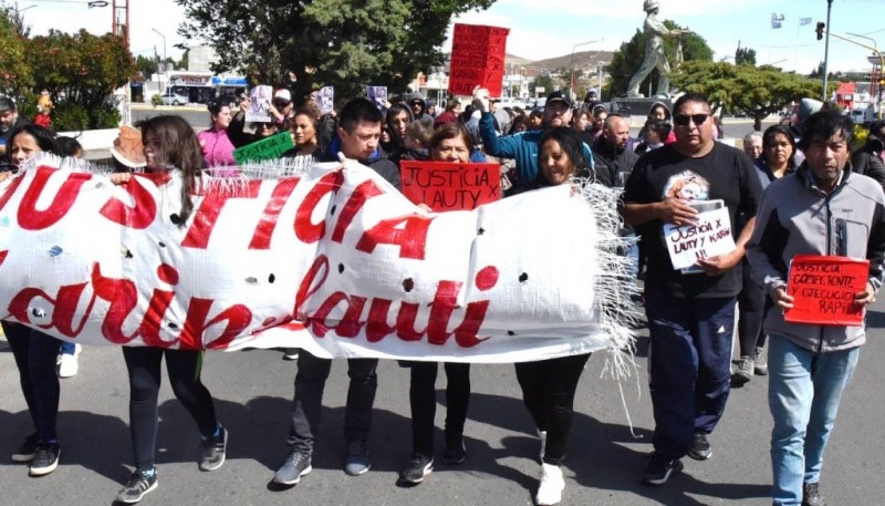 Una nueva marcha de pedido de justicia por las víctimas del incendio se realizó ayer por las calles céntricas de Caleta Olivia.