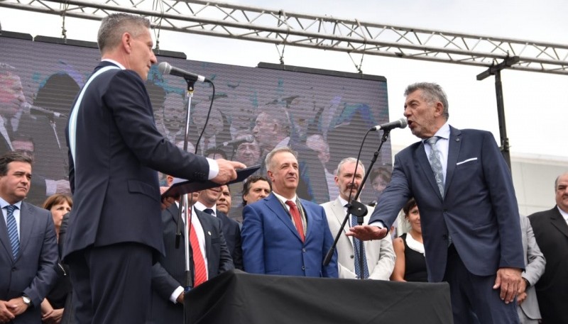 Mariano Arcioni tomando juramento a Carlos Relly (foto archivo).