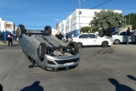 Volcó tras chocar con un taxi