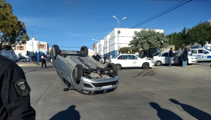 El Gol Trend volcado.