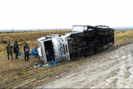 Camión que transportaba bebidas volcó cerca de Güer Aike