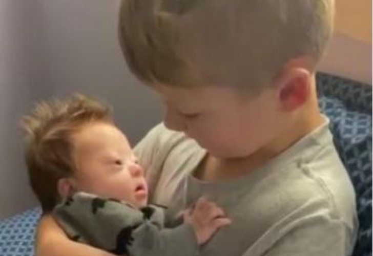 Captura de video del momento en que el hermano mayor le da la bienvenida al más pequeño.