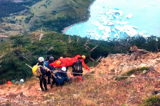 El turista fue trasladado a El Chaltén por sufrir dolores de espalda. 