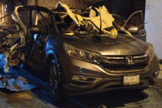 Carro bomba que explotó en plena calle. 