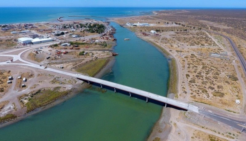 Panorámica de puente en Rawson.