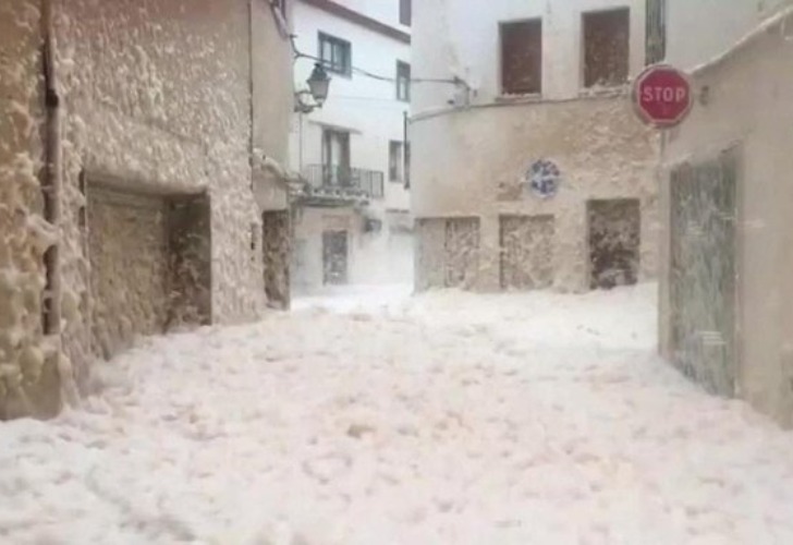 Captura de video de la espuma de mar que cubrió una ciudad española.