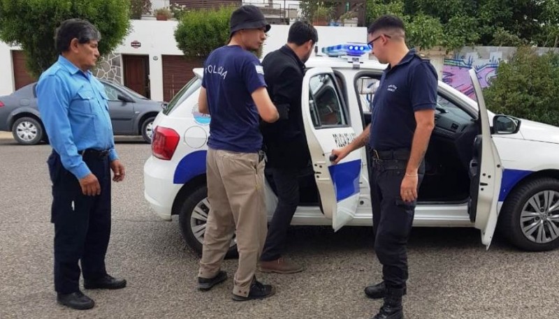 Momento en que es subido a la unidad policial.