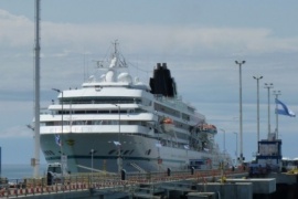 El Muelle Comandante Luis Piedra Buena recibió al buque "MS Amadea"