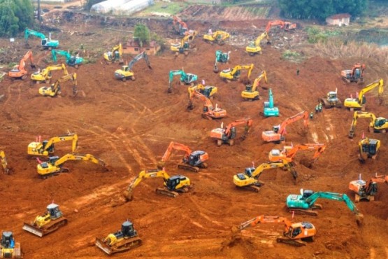 Maquinas en acción para construir el Hospital (Foto: STR/ AFP/ China OUT)