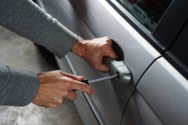 Le robaron 19.000 pesos que tenía adentro del auto en el Newbery