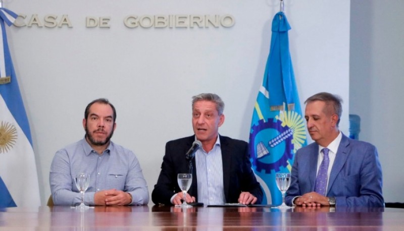 Conferencia del Gobernador Arcioni junto a ministros. 