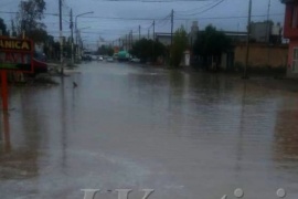 La lluvia generó complicaciones en varias calles de Caleta Olivia