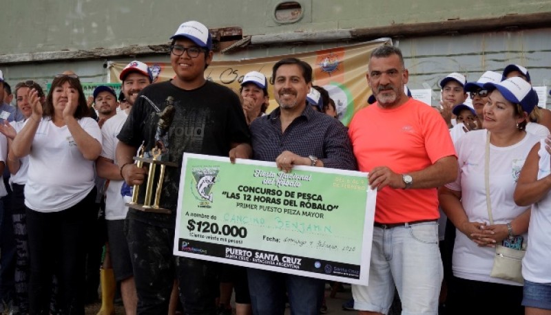 El intendente junto al ganador de la pesca. 