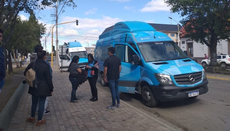 La trafic de los DNI en la plaza San Martín. (Foto C.G.)