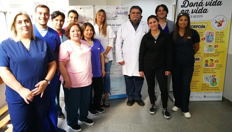 Aldana junto a los trabajadores del sector de Hemoterapia. 