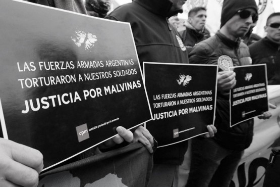 Los carteles que piden justicia por los hechos de lesa humanidad contra soldados. 