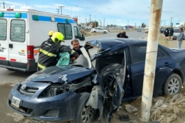 Perdió el control, chocó contra un poste y quedó atrapado en el vehiculo