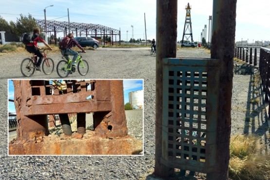 Los postes oxidados en la costanera (Fotos y video C. Gonzalez) 