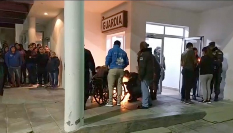 La familia salió a la puerta del Hospital para agradecerle al pueblo el apoyo. 