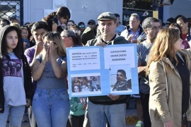 El padre del joven con problemas de adicciones que murió en el incendio apuntó al juez Villa