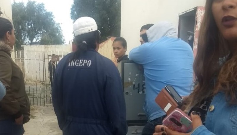 Los despedidos esperaron durante seis horas la salida del Intendente. 