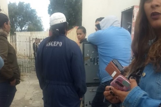 Los despedidos esperaron durante seis horas la salida del Intendente. 