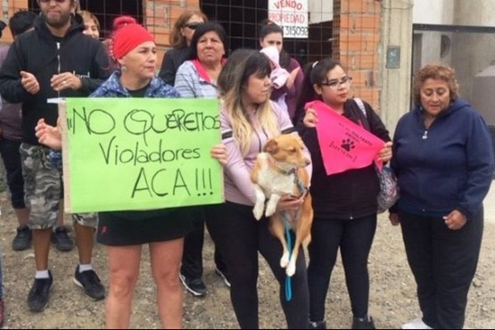 Los vecinos se manifestaron frente a la casa del zoofílico.  