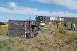 Un camión volcó en la Ruta N° 25