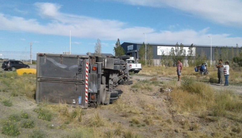 Un camión volcó en la Ruta N° 25