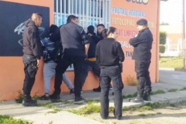 La policía detuvo a dos hombres tras robar golosinas