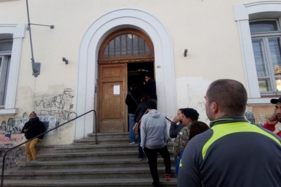 Fila en el Correo Argentino (Foto: N.S).