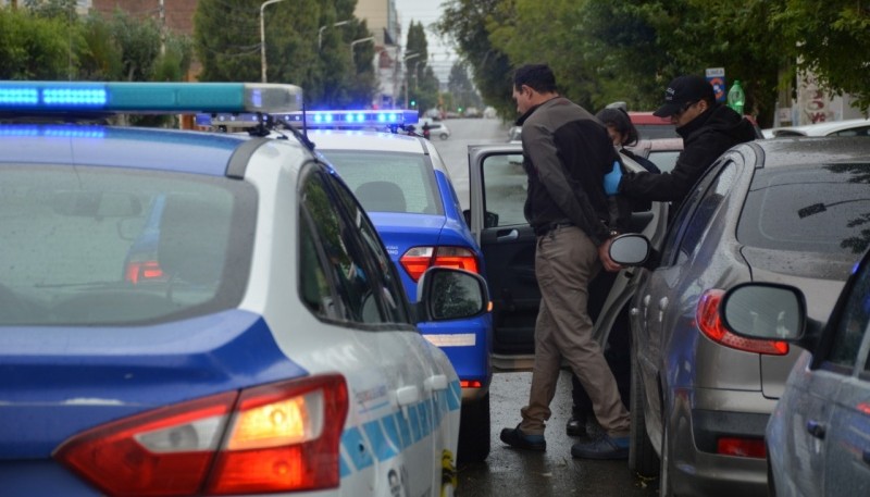 Detenido subido al móvil policial (Foto: C.Robledo).