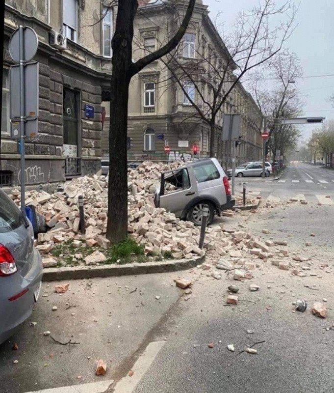 Daños en un vehículo ante la caída de una pared. 