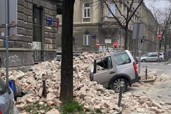 Daños en un vehículo ante la caída de una pared. 