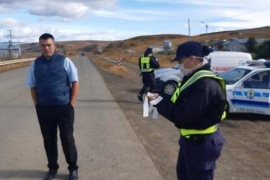 Un sacerdote y feligreses abastecen de barbijos y alimentos a los más vulnerables