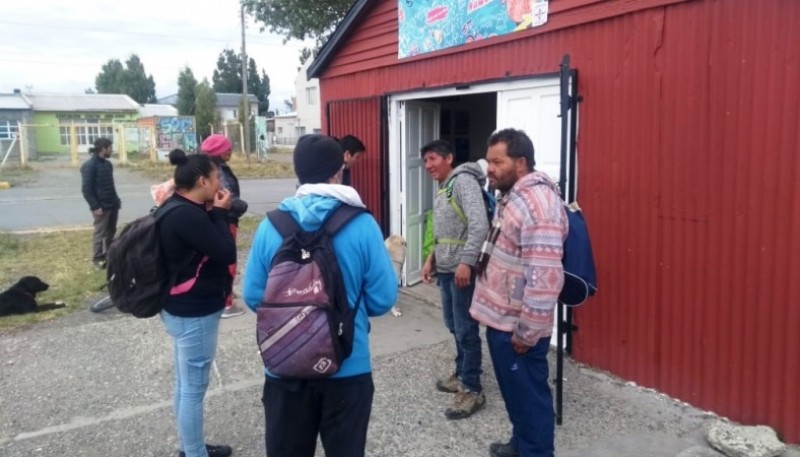 El Obispo ayudando a cocinar en uno de los dispositivos del Hogar de Cristo. 