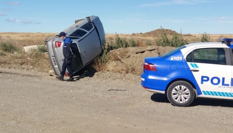 El vehículo volcado a un costado de la calle Crucero Gral. Belgrano