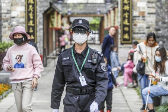 Policía usando los lentes (SCMP.com)