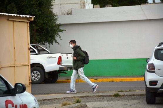 Un joven con barbijo camina por la vía pública (Foto C.R.)