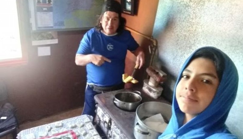 José cocina en familia mientras prepara el regreso.