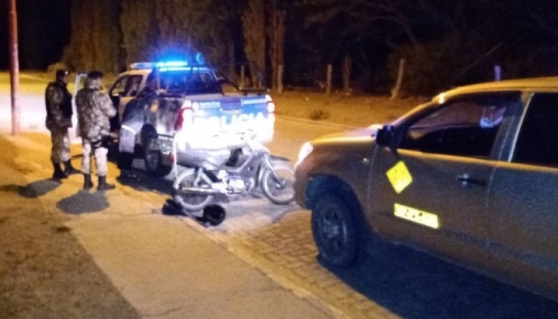 Momento en que el conductor de la moto es aprehendido. 