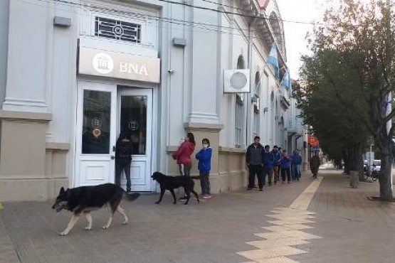 Larga fila de gente en el Banco Nación (Foto C.R.)