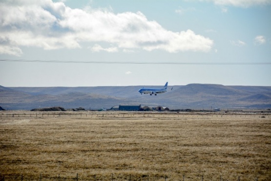 Un avión, proveniente de Buenos Aires, llega al aeropuerto de Ríio Gallegos. Fotos C. Robledo 