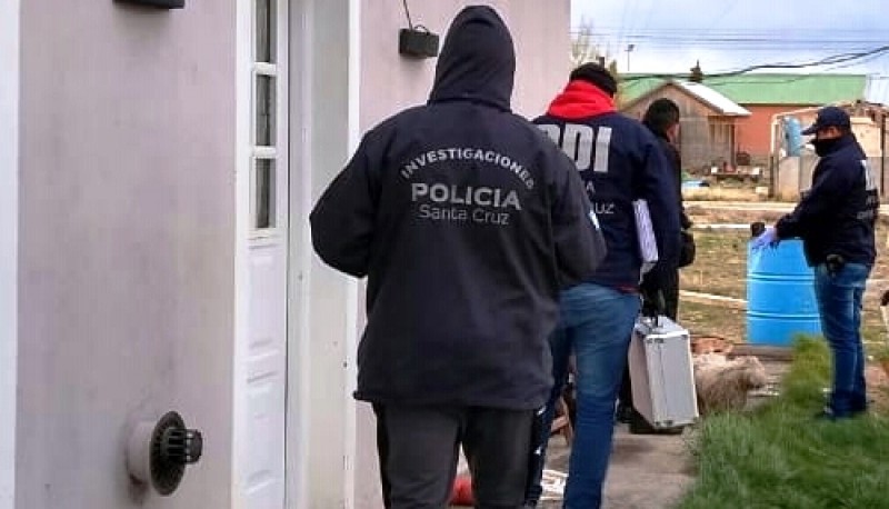 Los policías secuestraron varios elementos de interés en el allanamiento. (Foto archivo)