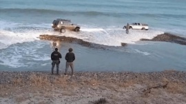 Se fue a pescar y el mar casi se lleva su camioneta