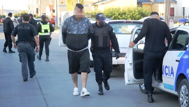 Los ocupantes del Corolla fueron detenidos y llevados a la dependencia. (Foto: C.G.)