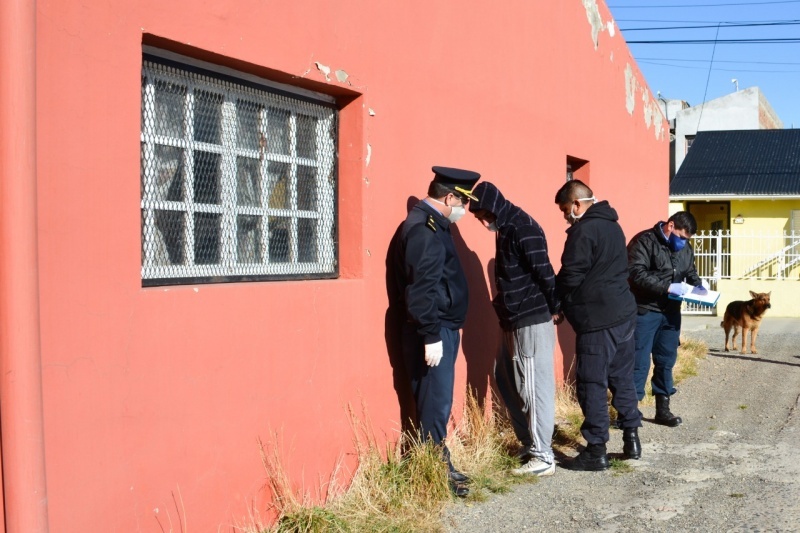 Detención de uno de los delincuentes. (C.R)