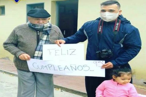 Policías celebraron el cumpleaños de un abuelo de 93 años