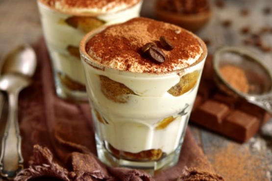 Procedimiento para preparar un tiramisú en vaso 1. Preparar café y dejarlo enfriar.  2. Humedecer las vainillas en el café. Para ello, depositar la infusión en un plato hondo y sumergir las galletitas.  3. Mientras, batir dos yemas de huevo (las claras reservarlas aparte) con el azúcar hasta crear una espuma consistente.  4. Integrar el queso crema tipo mascarpone a la mezcla.